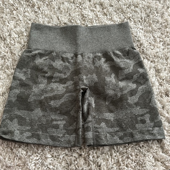 Size Small NVGTN Khaki Camo Seamless Shorts - Picture 2 of 2